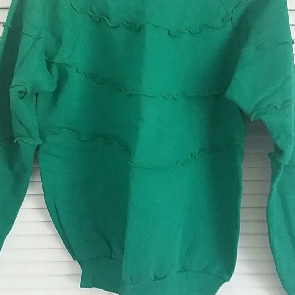 Women's green sweat shirt